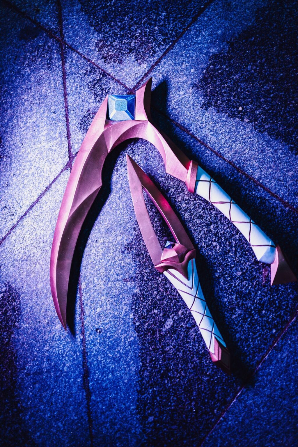 Painted 3D render of KDA Akali’s Weapons - League of Legends, dual curved blades cosplay prop