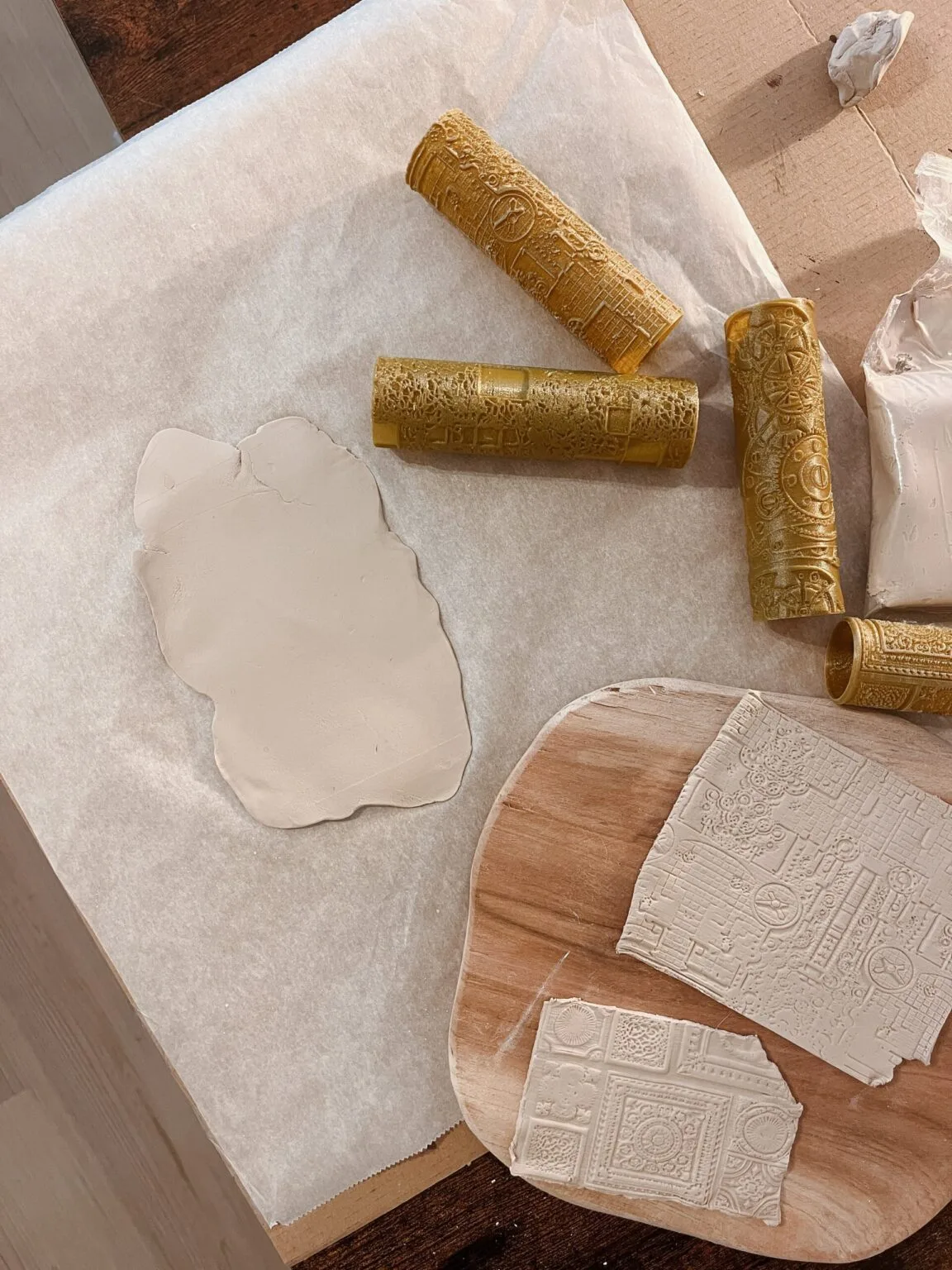 Disassembled parts of DnD Terrain Rollers – Steampunk textures, 4 gold-printed cylindrical texture rollers