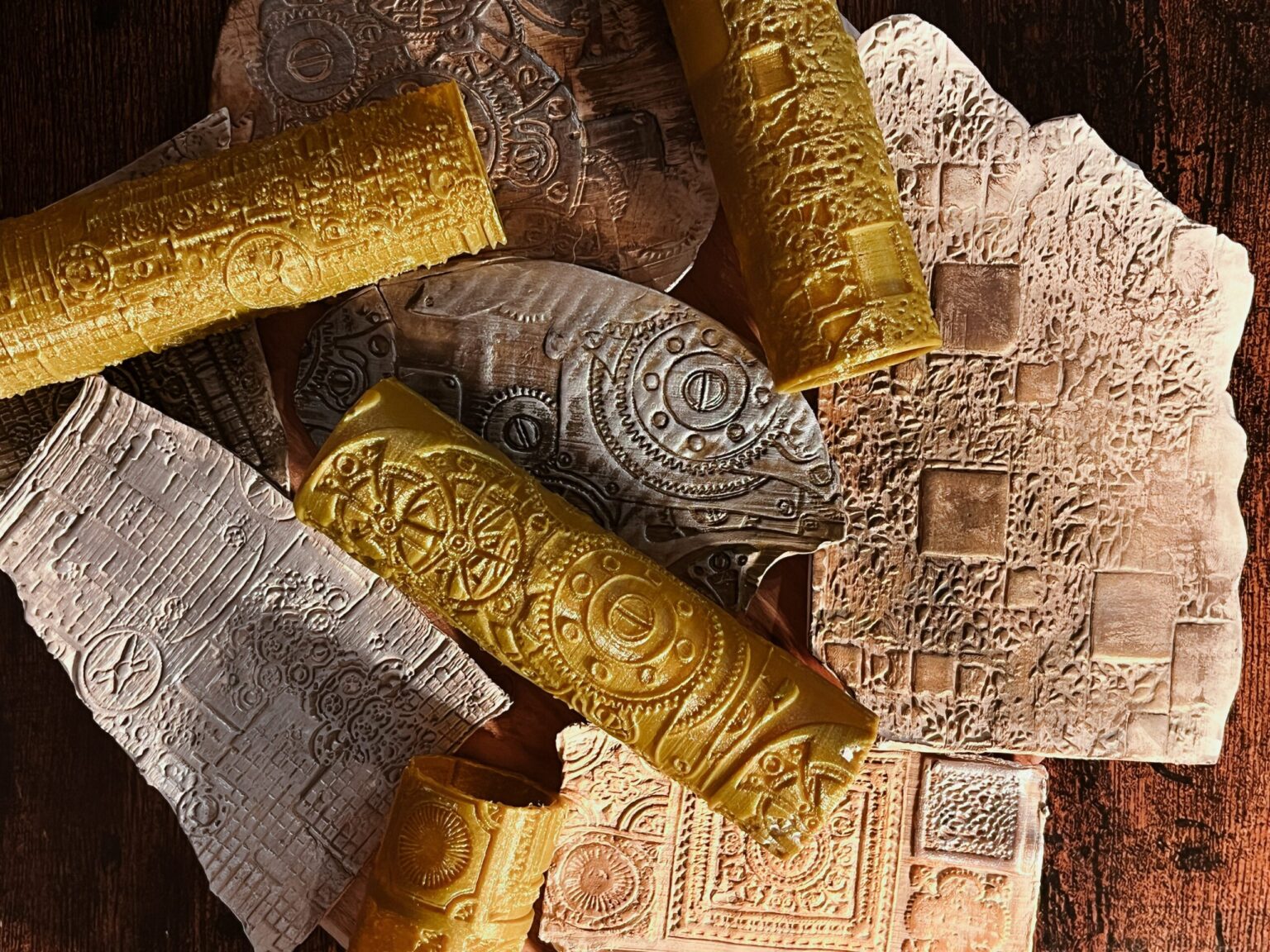 Disassembled parts of DnD Terrain Rollers – Steampunk textures, brass/gold and bronze gears, 6 textured rollers