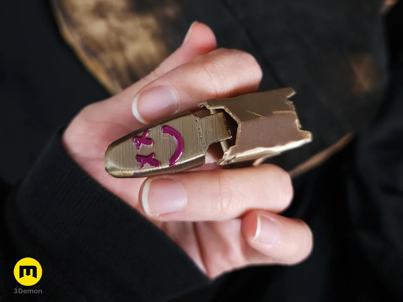 Hand wearing bronze Jinx finger armor bent at the knuckle – Jinx Finger from Arcane 3D print | 3Demon