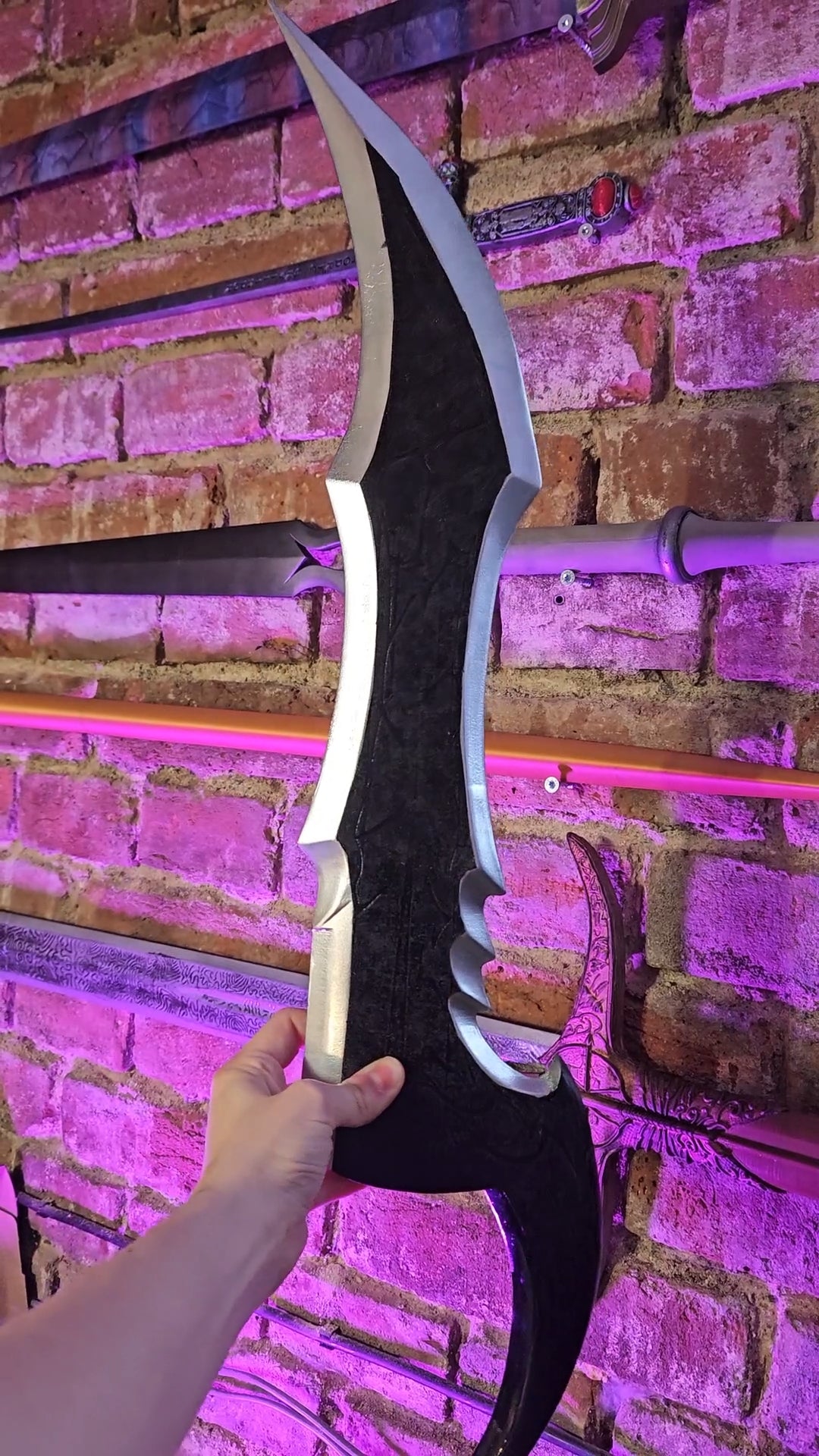 3D printed Kasaka's Venom Fang dagger from Solo Leveling – Masking and Silver Spray Paint