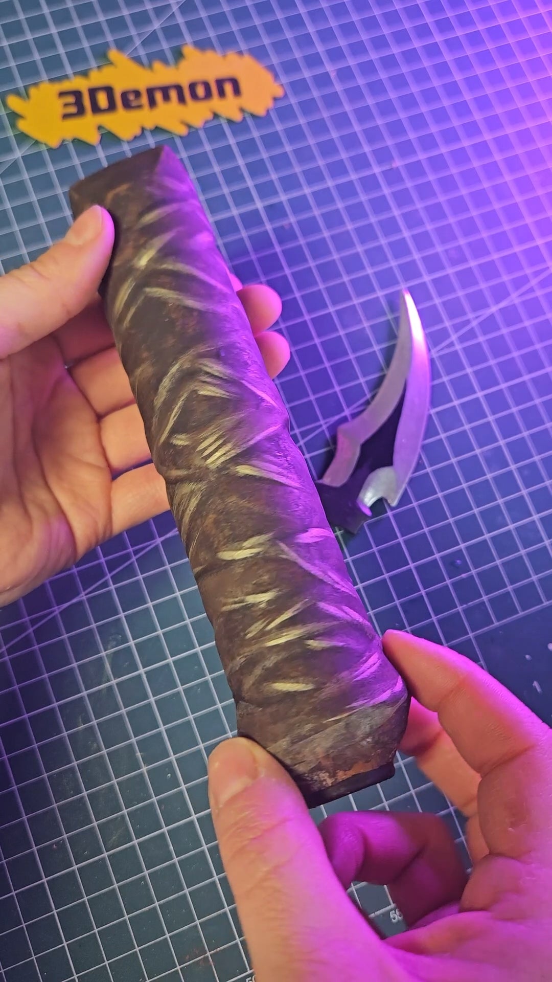 3D printed Kasaka's Venom Fang dagger from Solo Leveling – Painting the Handle