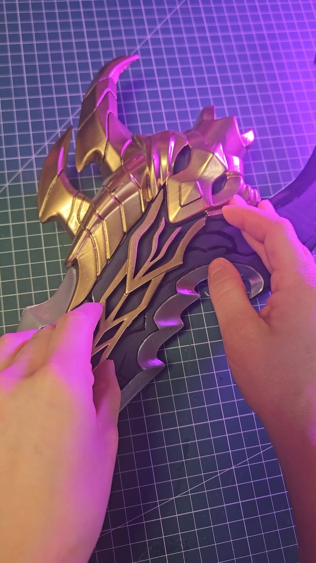 3D printed Kasaka's Venom Fang dagger from Solo Leveling – Gluing together the handle and other details.