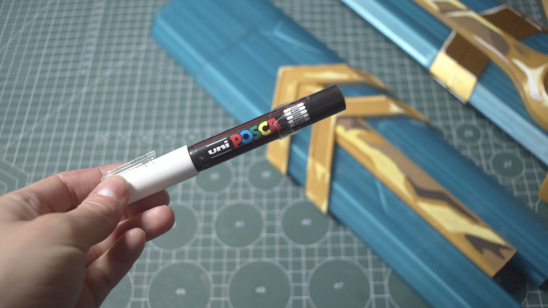 3D printed Ekko sword from Arcane painted in cel-shaded cosplay style – Edge paint