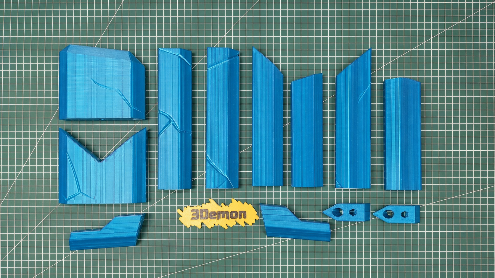 3D printed Ekko sword from Arcane painted in cel-shaded cosplay style – PLA Filaments I used