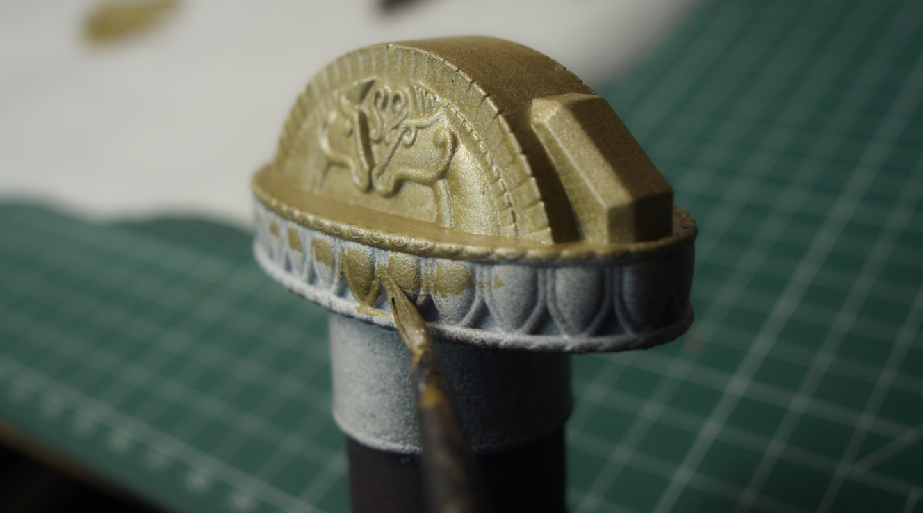 Finished gold-painted pommel with the horse motif