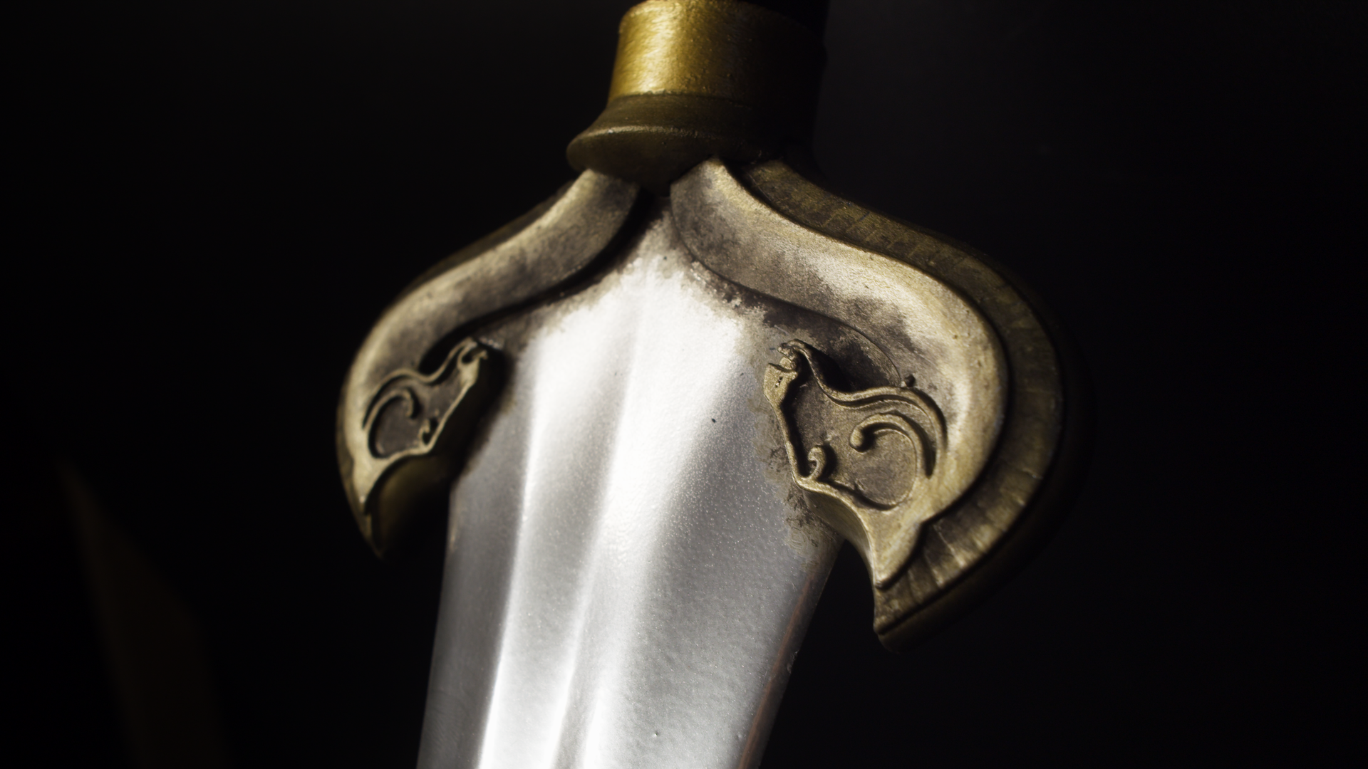 Finished Éowyn sword hilt with its gold horse-head pommel