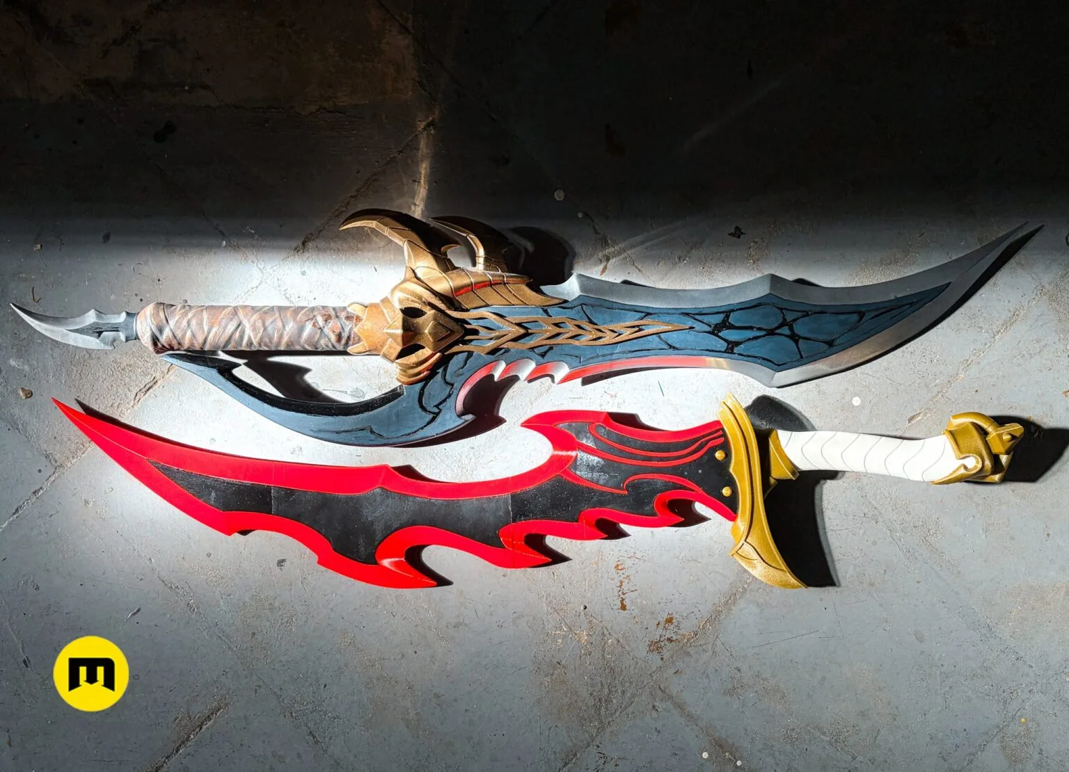 Solo Leveling Kasaka's Venom Fang, painted 3D printed cosplay prop, side view of two-tone sword with dragon head hilt