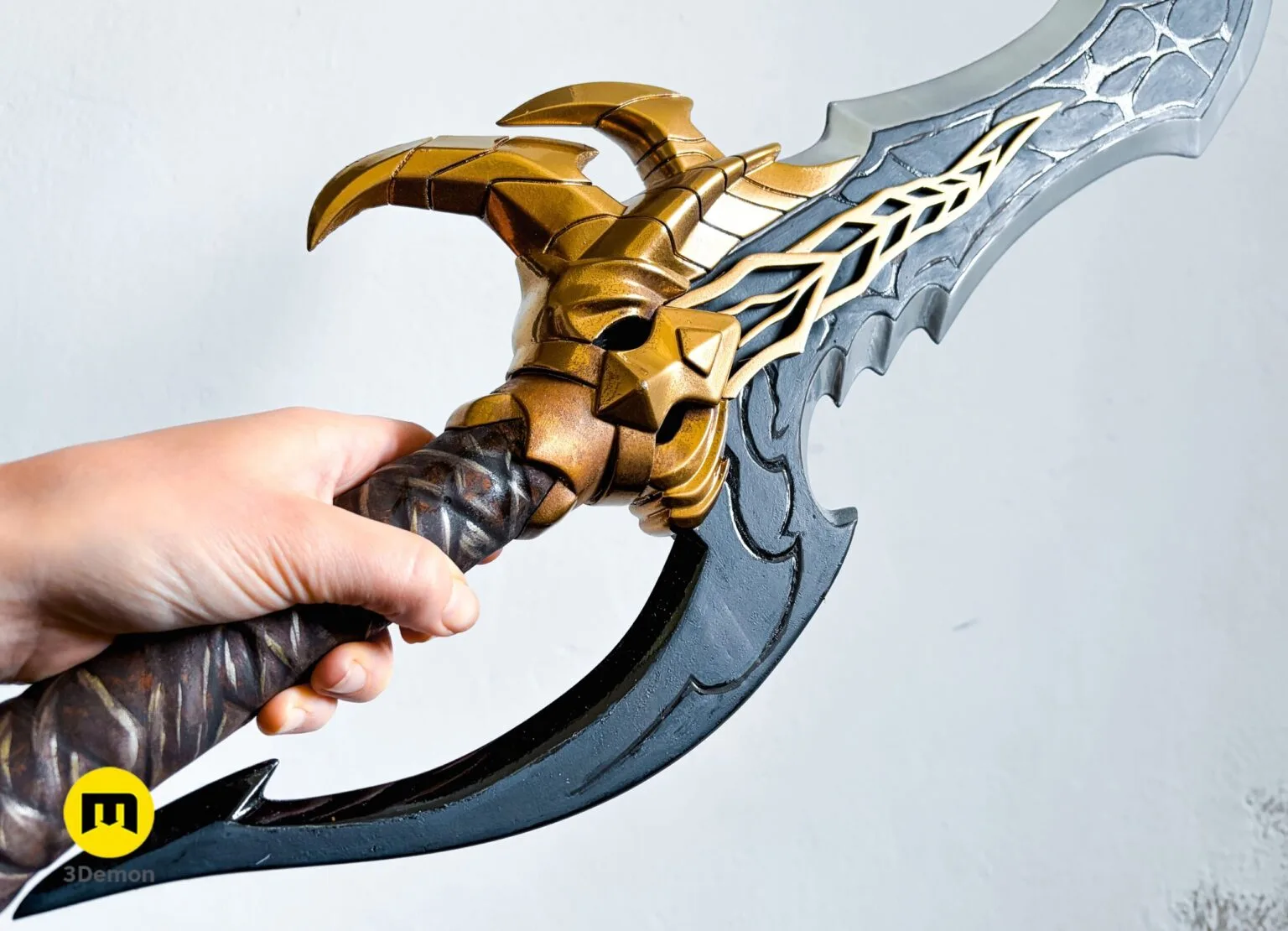 Solo Leveling Kasaka's Venom Fang, hand holding 3D printed prop, gold and dark grey cosplay weapon